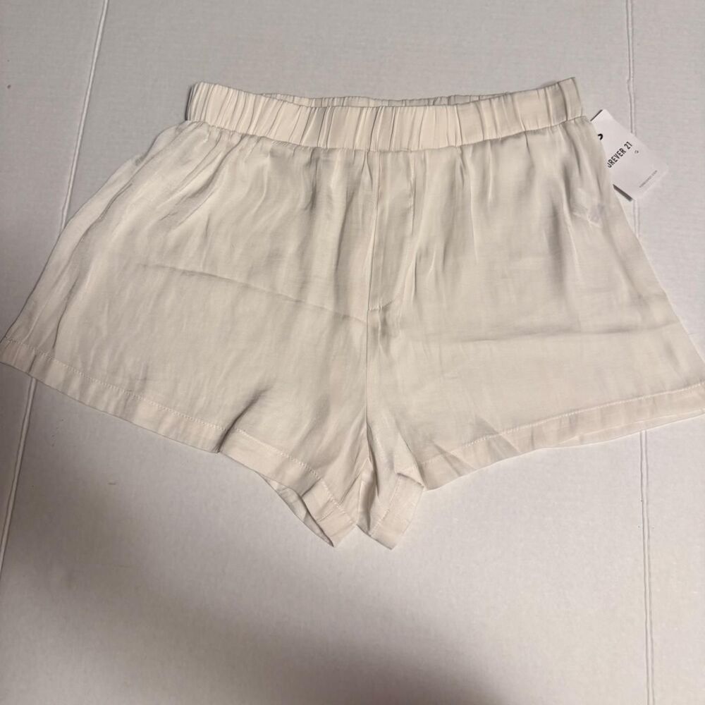 Forever 21 Women's Cream and White Shorts